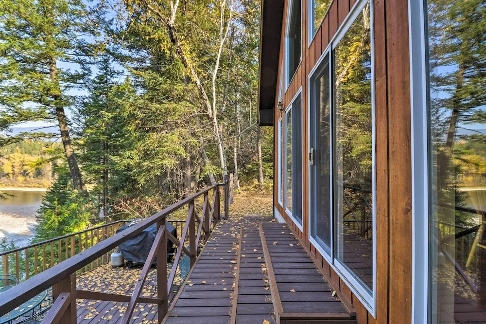 Riverfront Hungry Horse House With Large Deck!