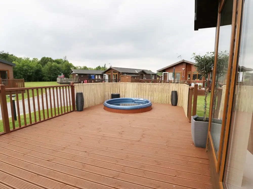 Little Gem Lodge with Hot Tub