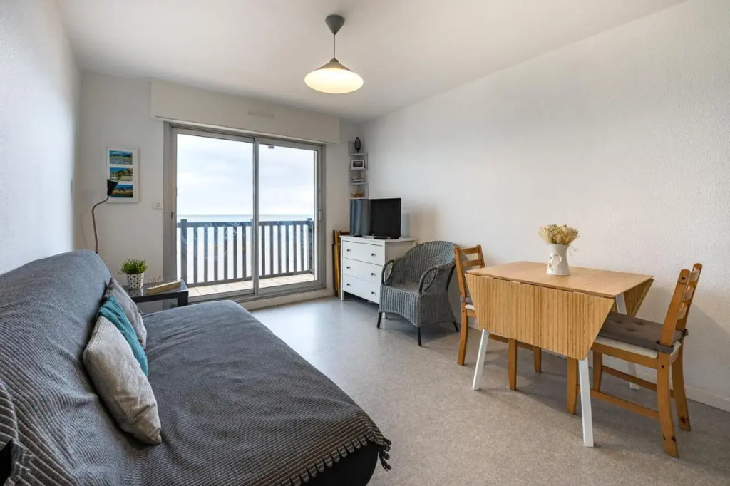 Charmant appartement face à la Mer avec balcon