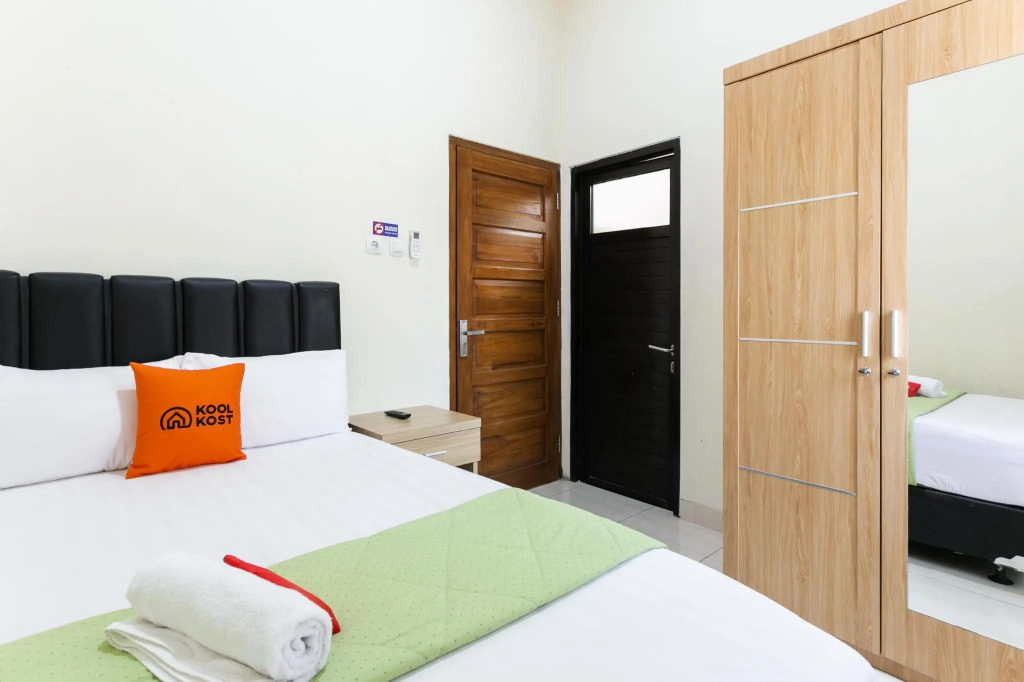 RedDoorz Syariah near Purwosari Train Station