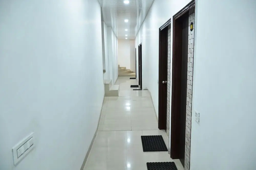 OYO 8105 Model Town