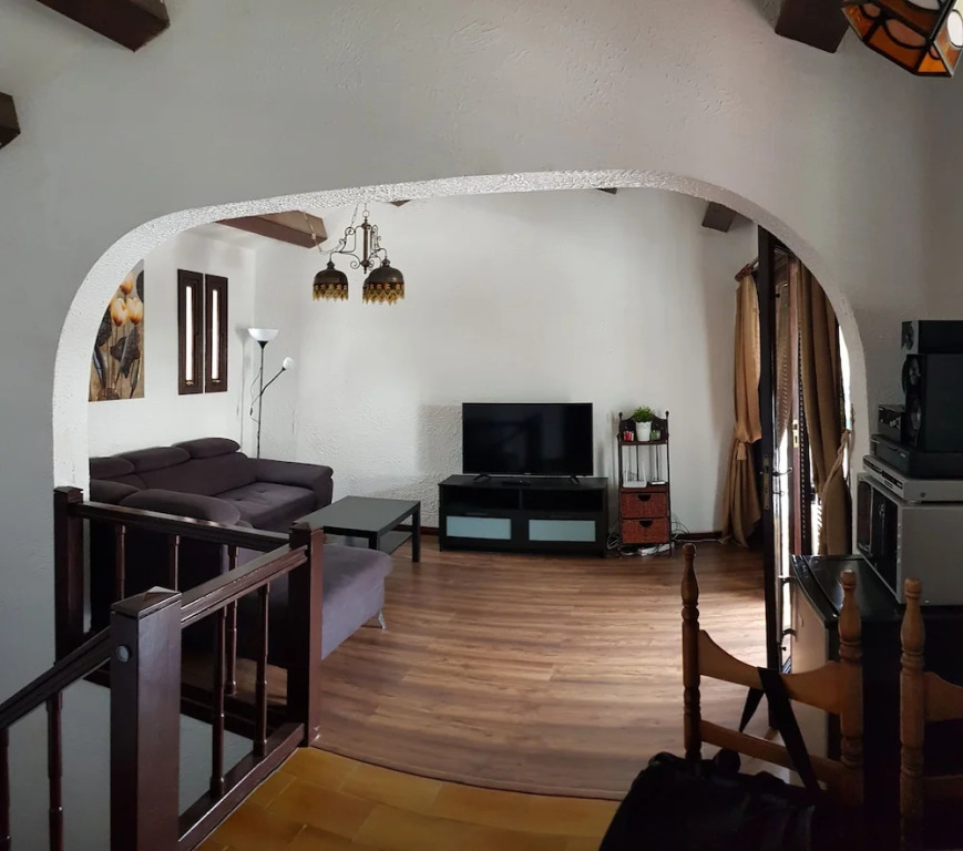 Lovely 2 bedroom house with private garden
