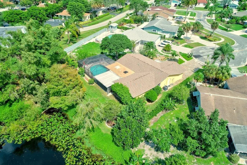 Lakeshore - Private & Sanitized, Perfect for Social Distancing & Working From Home. Private Pool, Pet Friendly. Discounted During Pandemic. Super-host Support