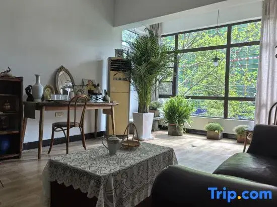 Lily Grocery Homestay (Taoxichuan Creative Plaza)