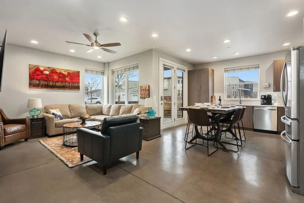 Elegant Oasis - Fireplaces, King Beds, Mtn Views!