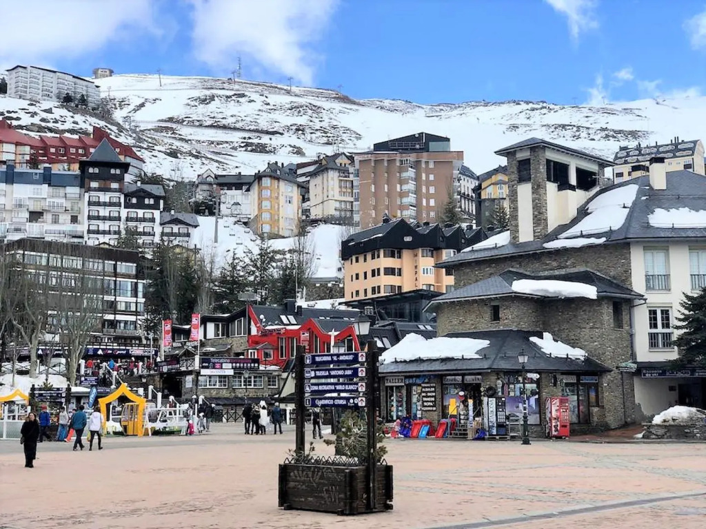 Todosierranevada Zona Baja Varios Edificios Junto A Los Telecabinas