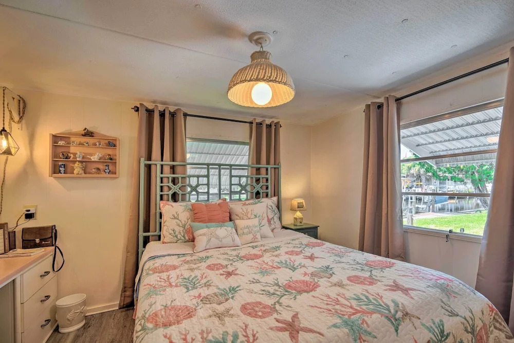 Homosassa Retreat w/ Sunroom & Canal Views!