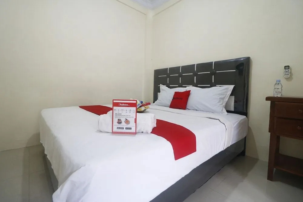 RedDoorz near Plaza Medan Fair