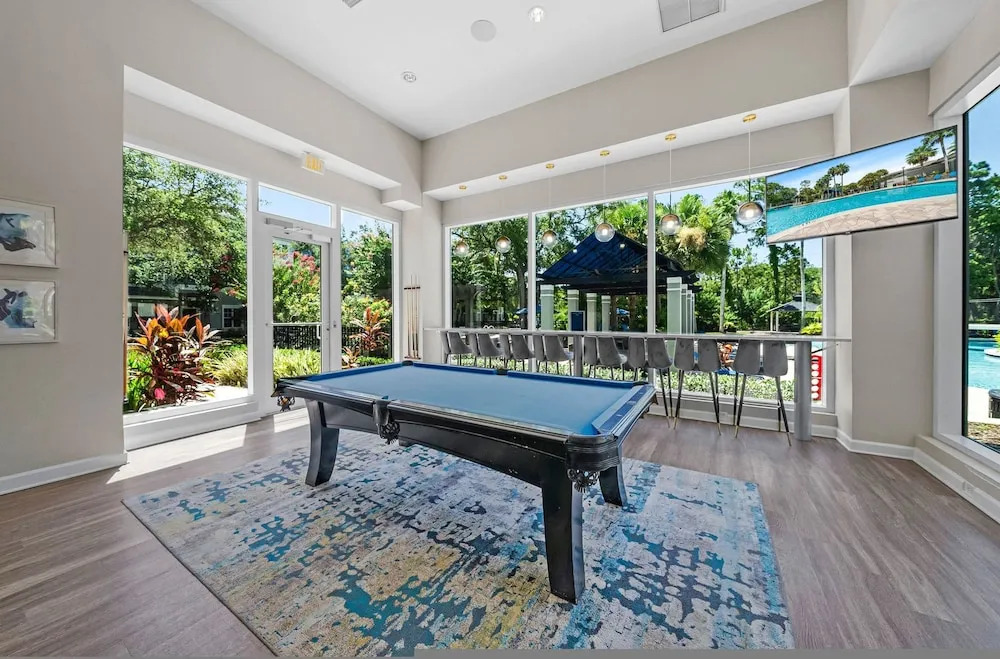 Modern 2BR 2BA w King Bed Pools Gym 1