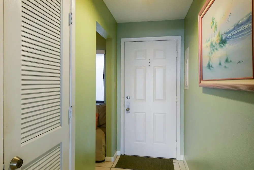 Land's End 204 Building 9 Beachfront Condo / Updated / Gated