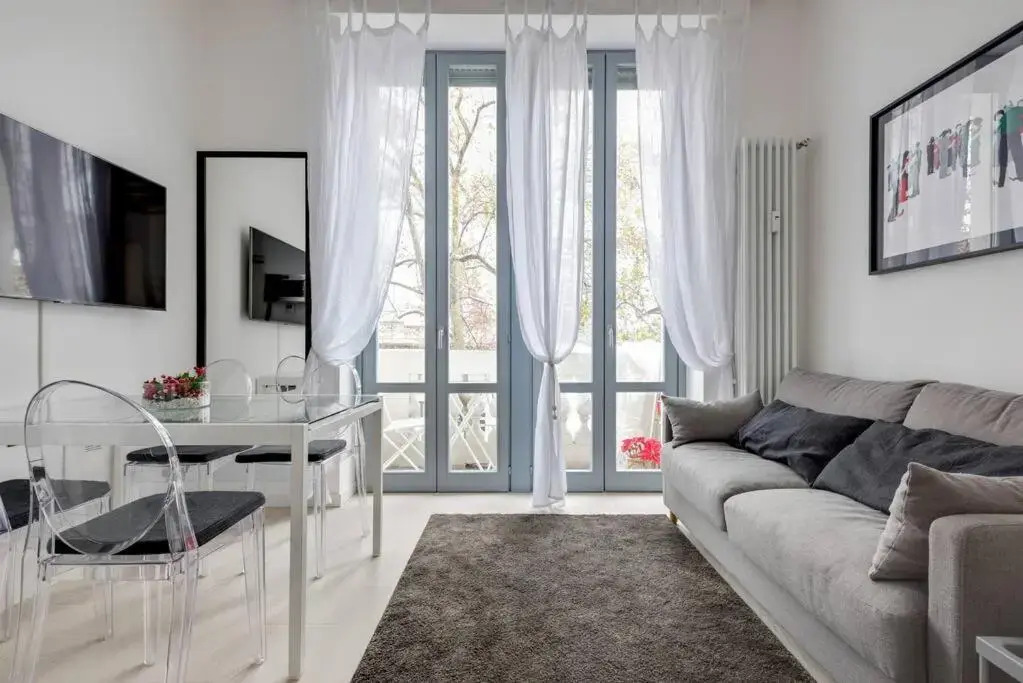 Easylife - L abbraccio dell affascinante P Romana