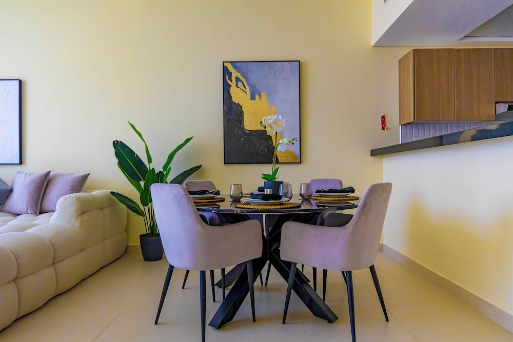 Bloomfields 1BR Canal The View Raha