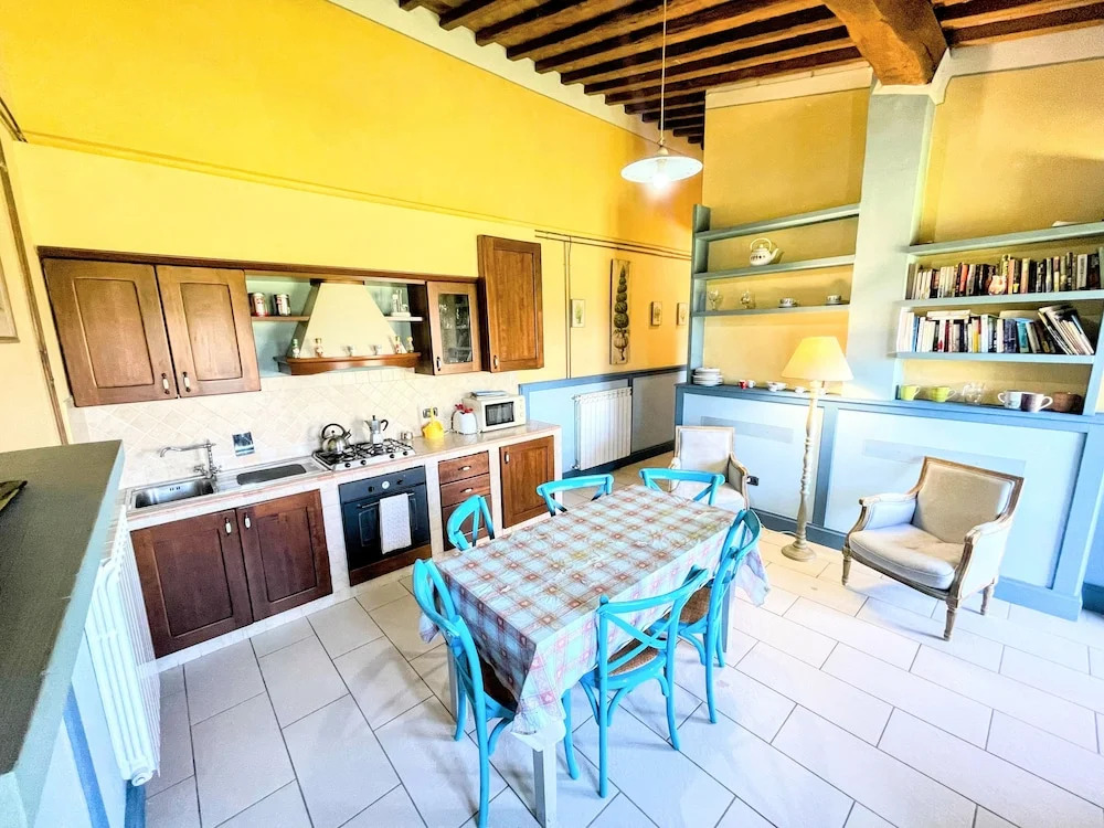 Apt 5 - Wondrous Infinity Pool, Extensive Grounds in Spoleto. Sleeps 4