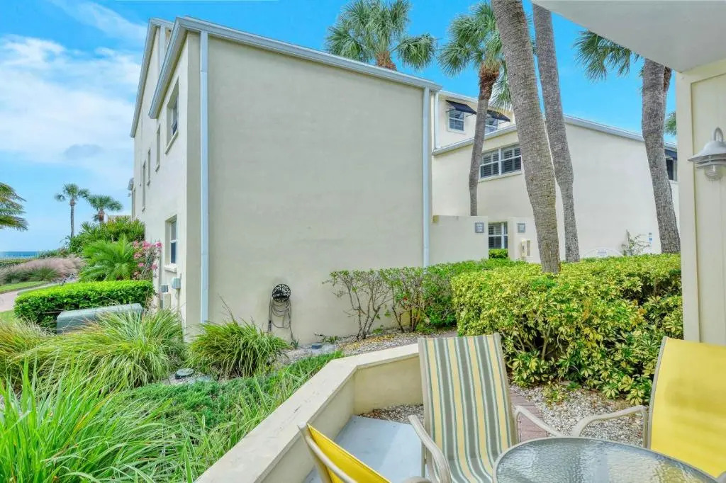 LaPlaya 101E-Relax on your private lanai under the palms!