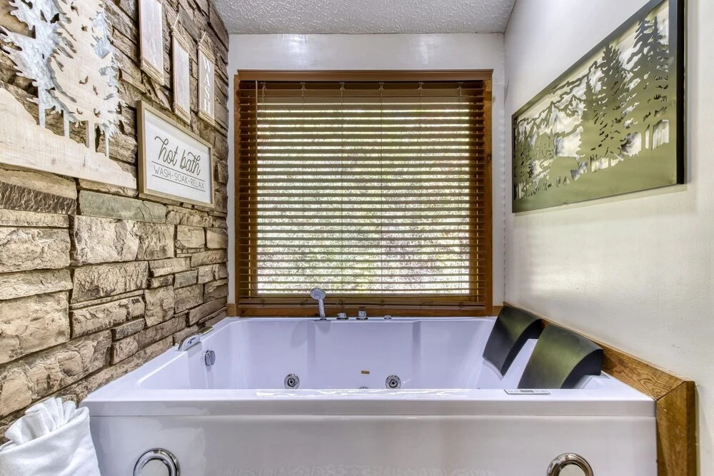 ER26 - Sasquatch Inn - Great Location! Close To Town Resort Pool! cabin