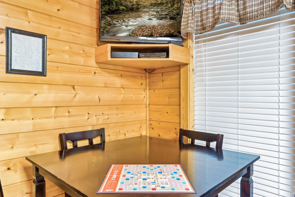 Cozy log cabin!! In heart of PF & close to the Smokies