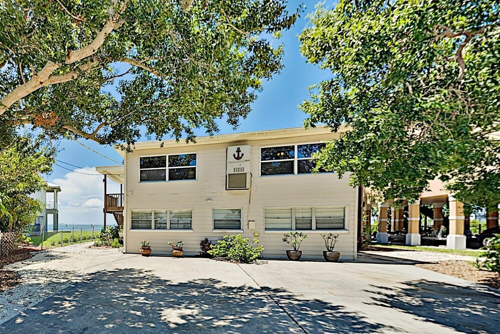 The Pelican & Dolphin: Bayfront W/ Dock 3 Bedroom Home