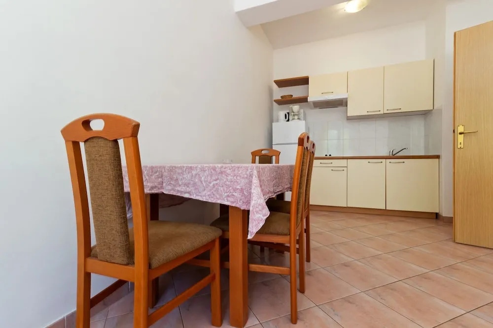 Lovely Apartment in Banjole near Beach & Town Center