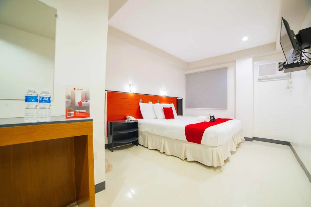 RedDoorz Plus near San Pedro Cathedral