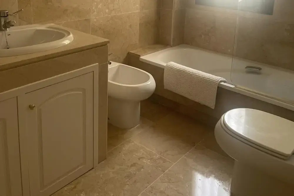 2 Bed Flat-sleeps 4-pets-parking-marina Duquesa