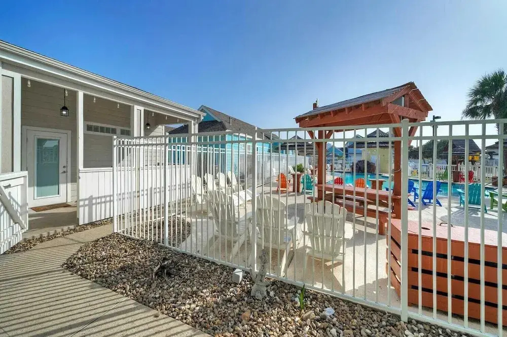 Shared Pool & Playground 2blocks to Town/eateries Pirate's Lair by Avantstay