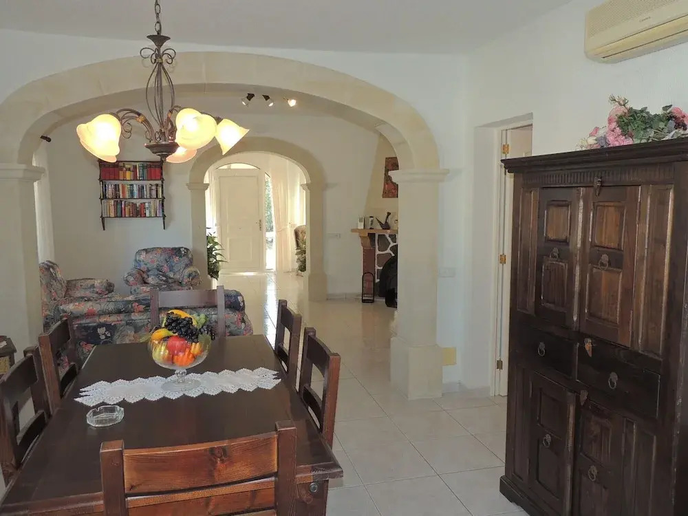 Charming Villa With Private Pool and air Conditioning, Near the Beach