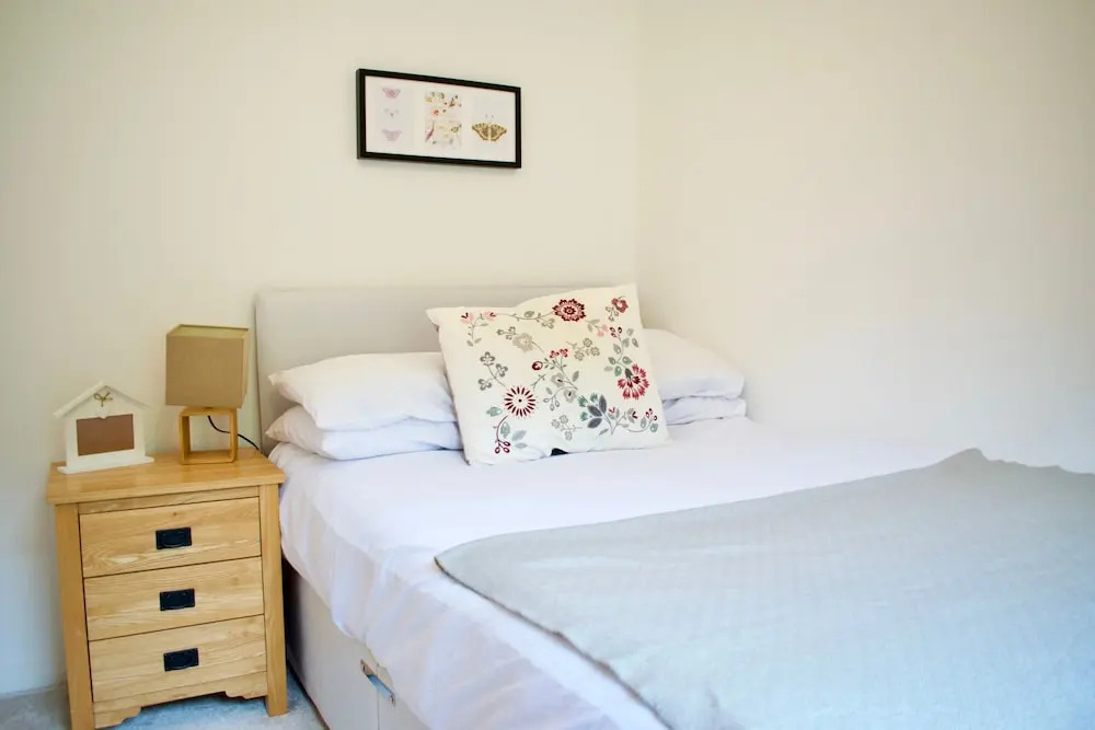 Modern 2 Bedroom Ground Floor Flat with Parking