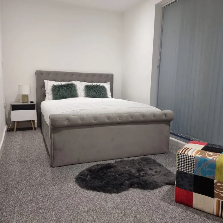 London Oasis Modern 2BR Apartment
