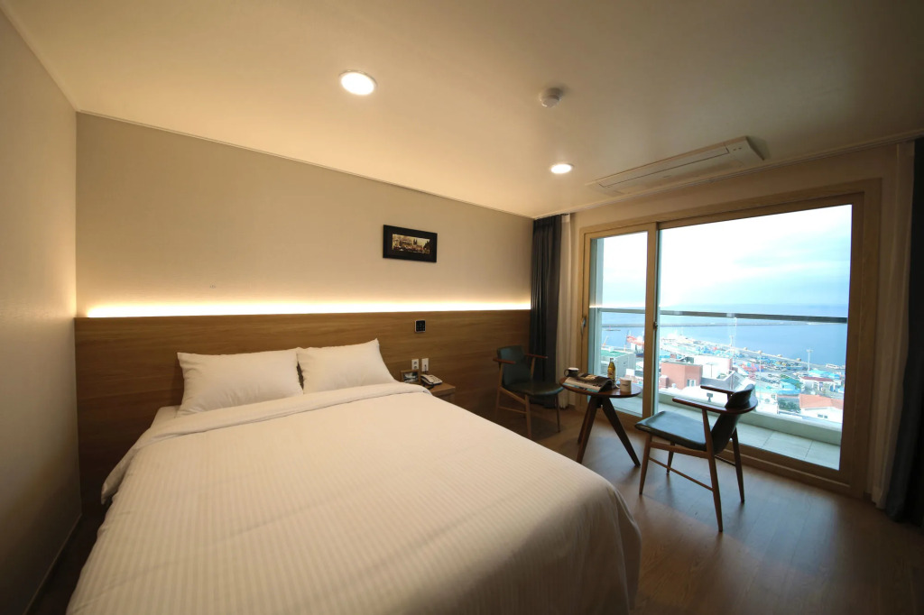 Harbor Hotel