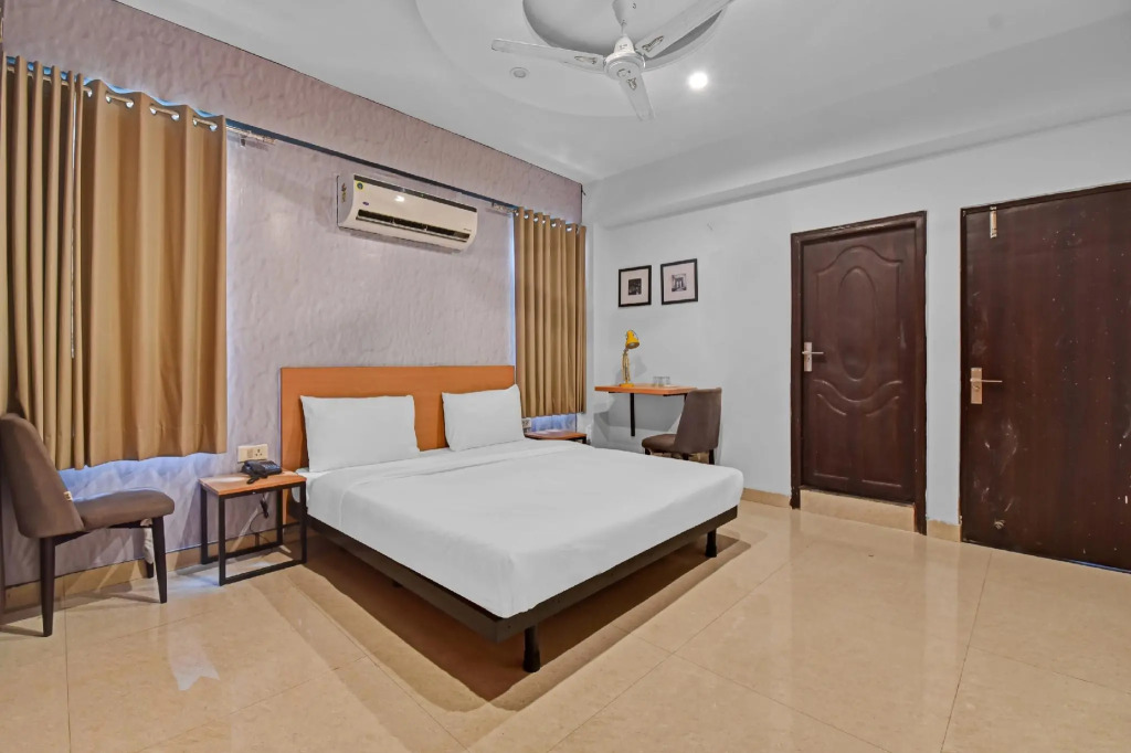 OYO Townhouse 575 Hotel Rushank Inn