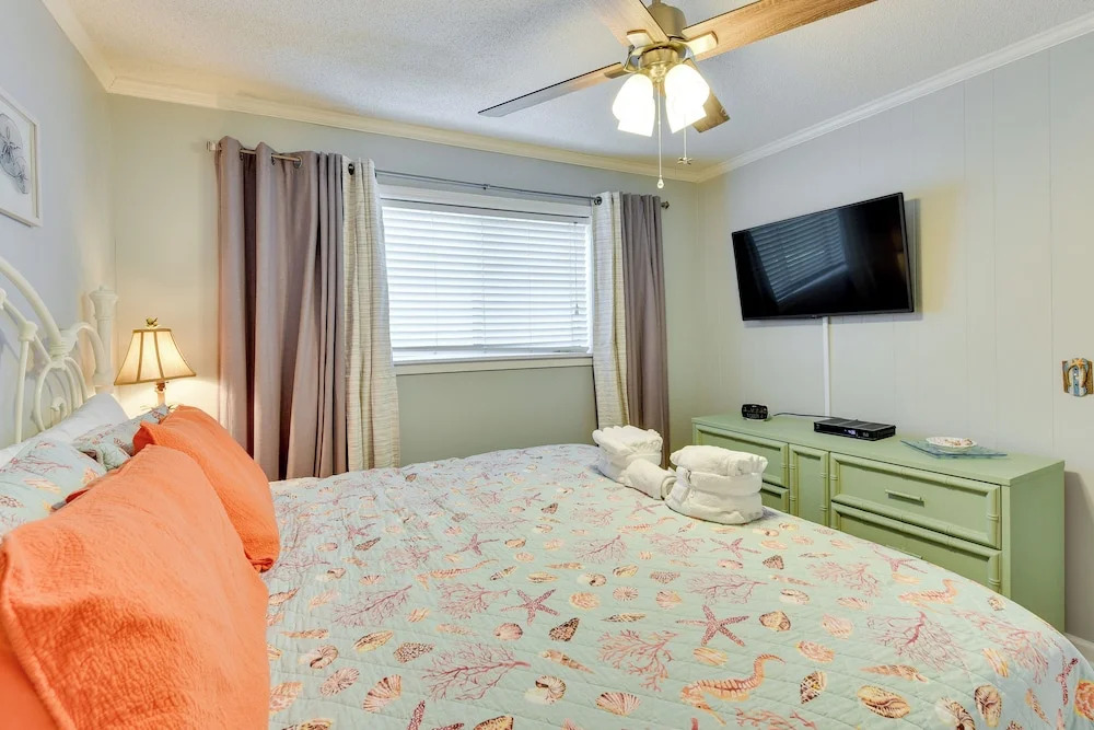 < 1 Mi to Beach: Hilton Head Island Condo w/ Pool!