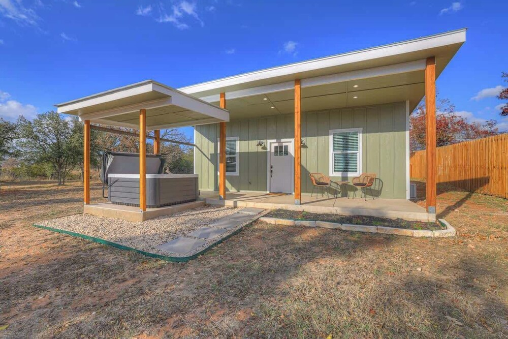 Evergreen Escape W/hot-tub 5 Min to Downtown!