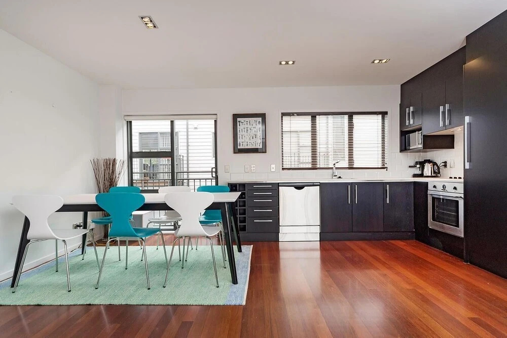 QV Modern 3 Level Sunny Townhouse - 640