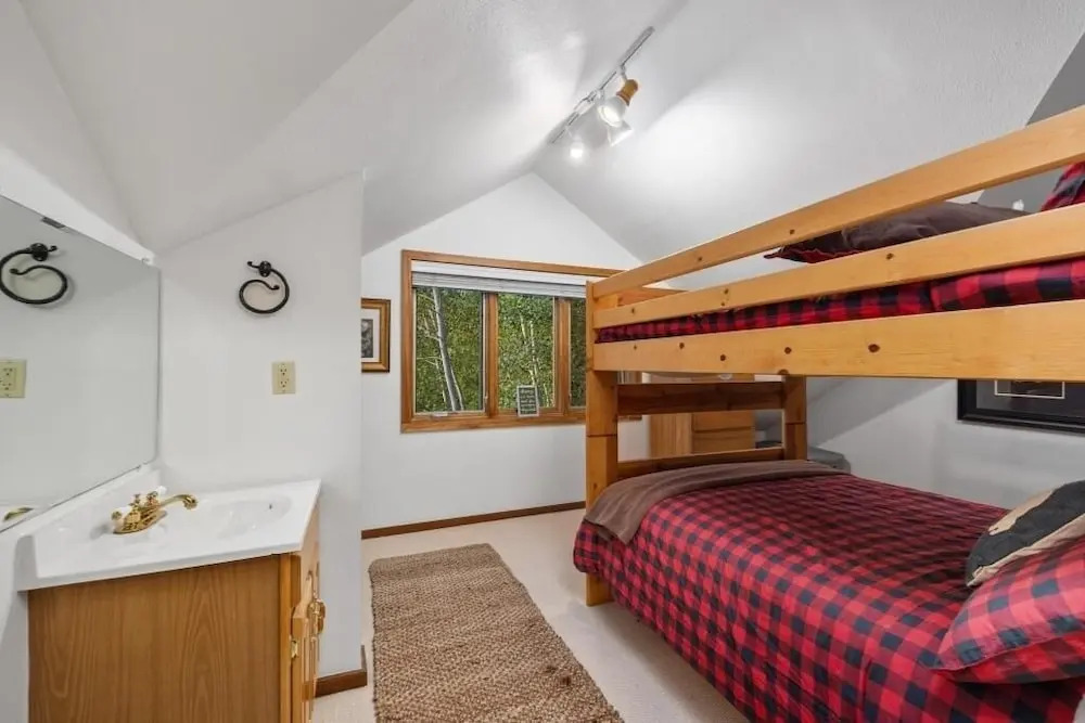82 Lenawee Lane 5 Bedroom Home