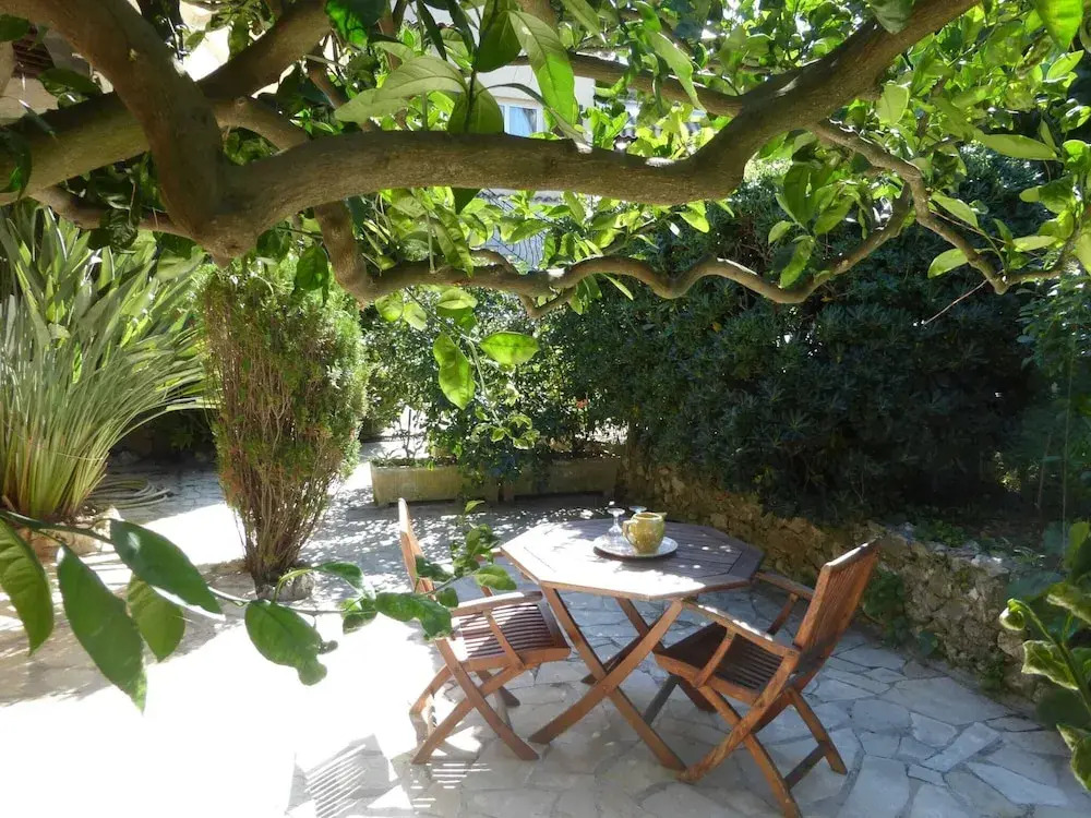 Small Holiday Home With Private Terrace and Shared Garden, Cagnes-sur-mer