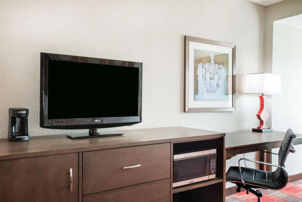 La Quinta Inn & Suites by Wyndham DC Metro Capital Beltway
