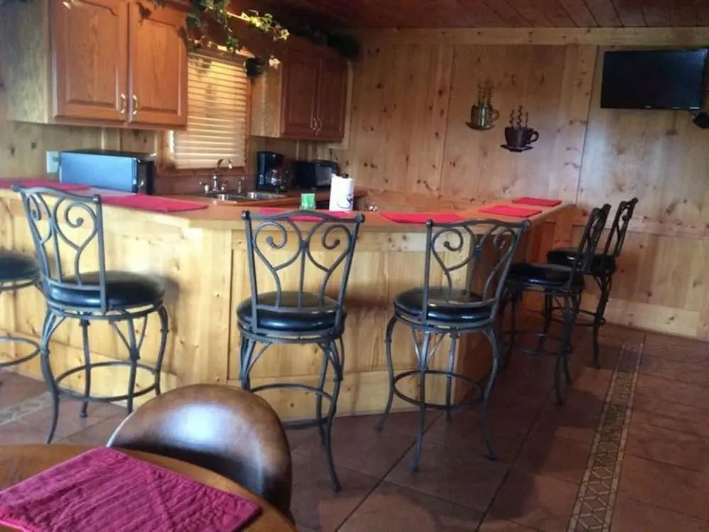 Spacious Party Hut Near Attractions by Redawning