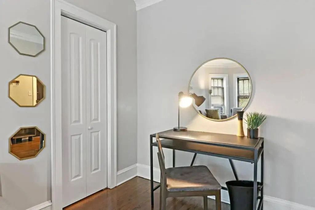 Quiet Spacious 2BR Apt walk to Train, near Shops