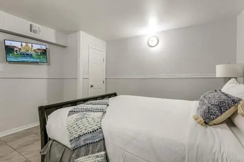 Elegant 4BR Condo in Downtown