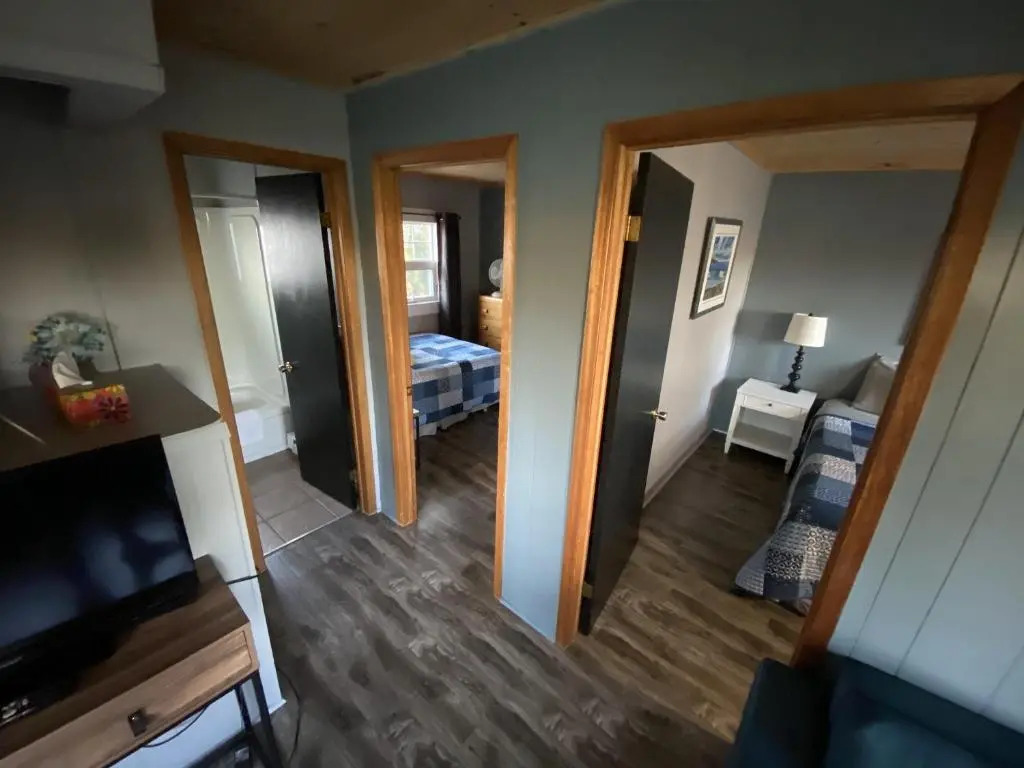 The Pines Motel and Cottages