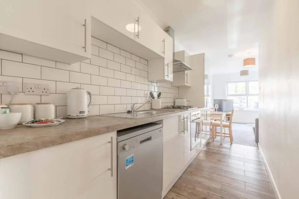 Stylish Apartment 5 Min Walk To Castle & Parking!
