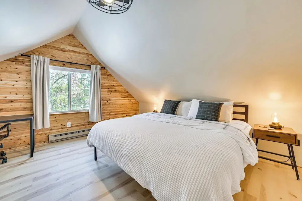 Roscommon Chalet w/ Hot Tub Near Higgins Lake!