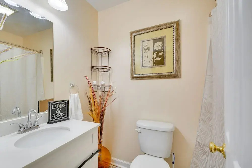 Central High Point Home < 1 Mi to Downtown!