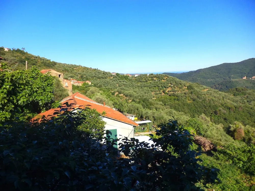 Small House in the Hills for Beautiful Walks Near the Sea