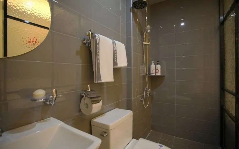 Sinchon Local Friends Hotel