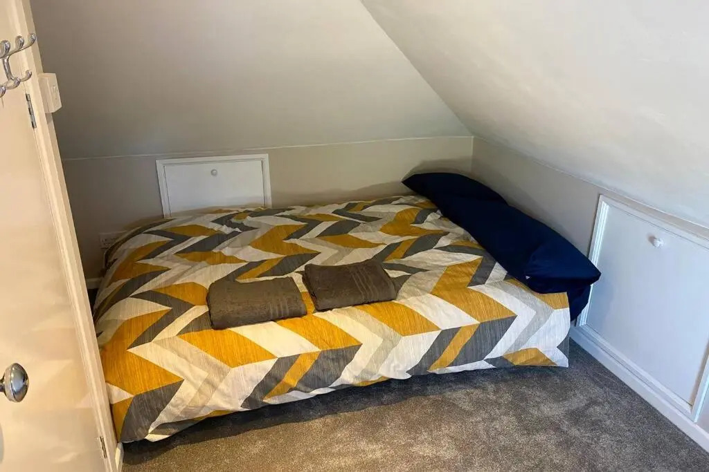 Spacious 2 Bed APT sleeps 4 near Bournemouth Beach