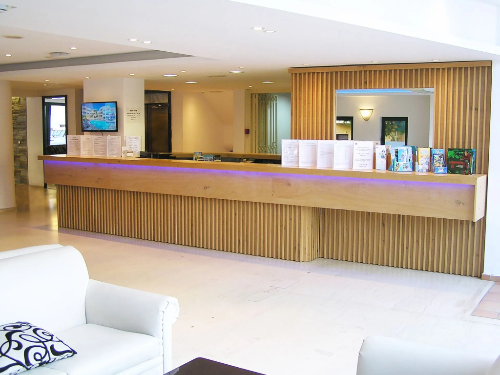 Elmi Beach Hotel & Suites