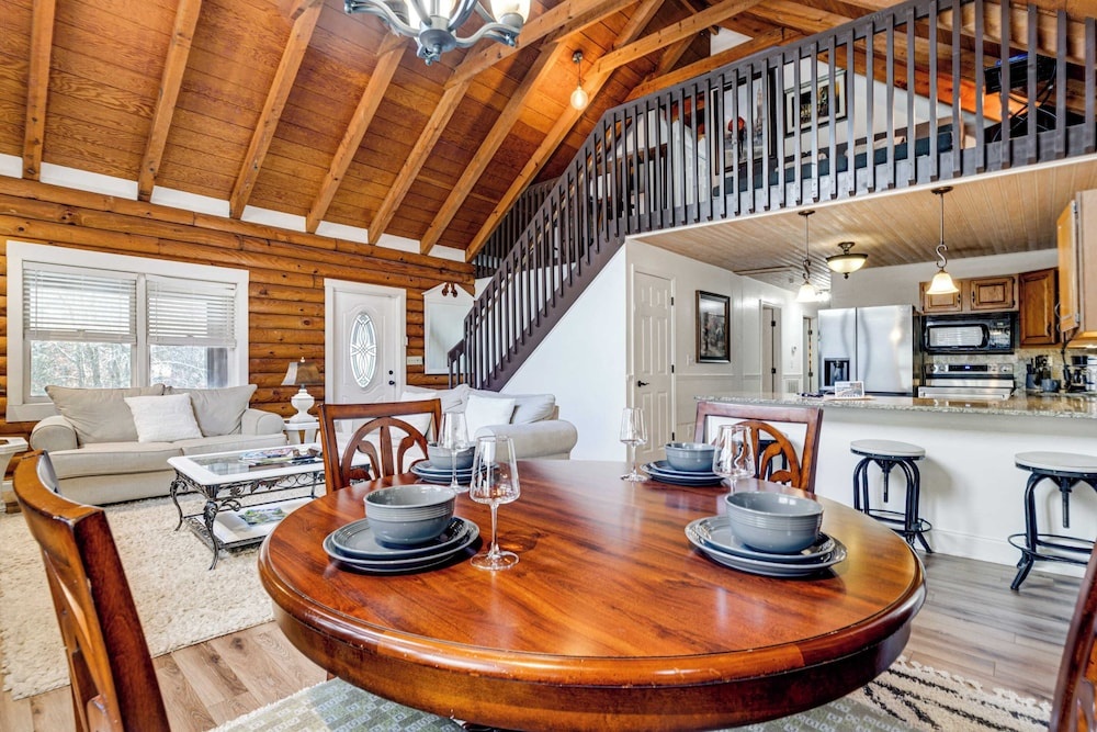 Artful Craftsman by Avantstay Sleeps 12 Hot Tub, Firepit, and Pond Gatlinburg + National Parks