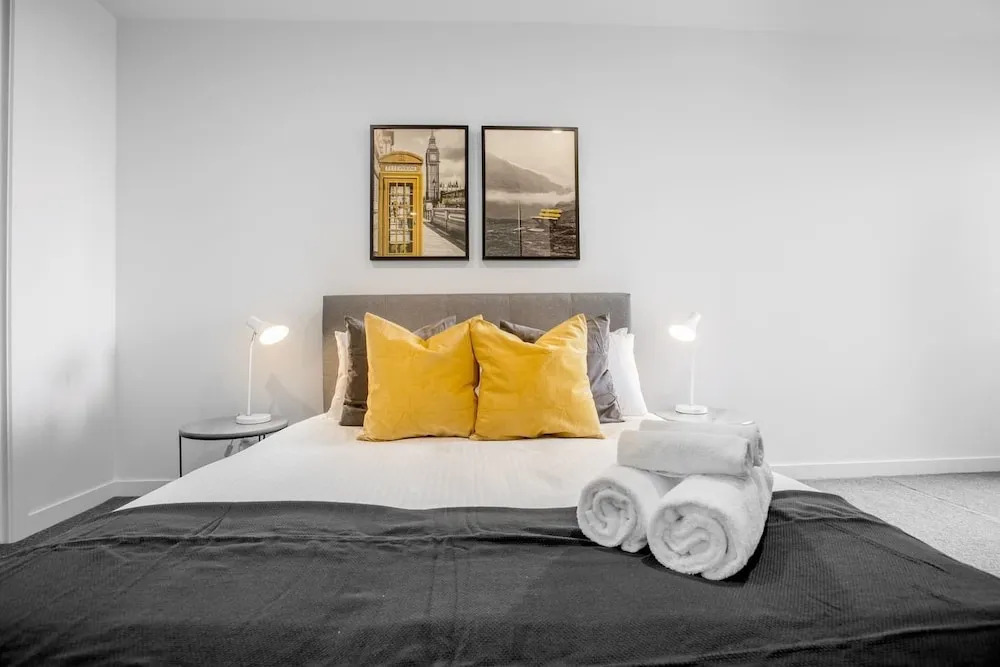Designer 2 Bedroom Apartment In Parkville