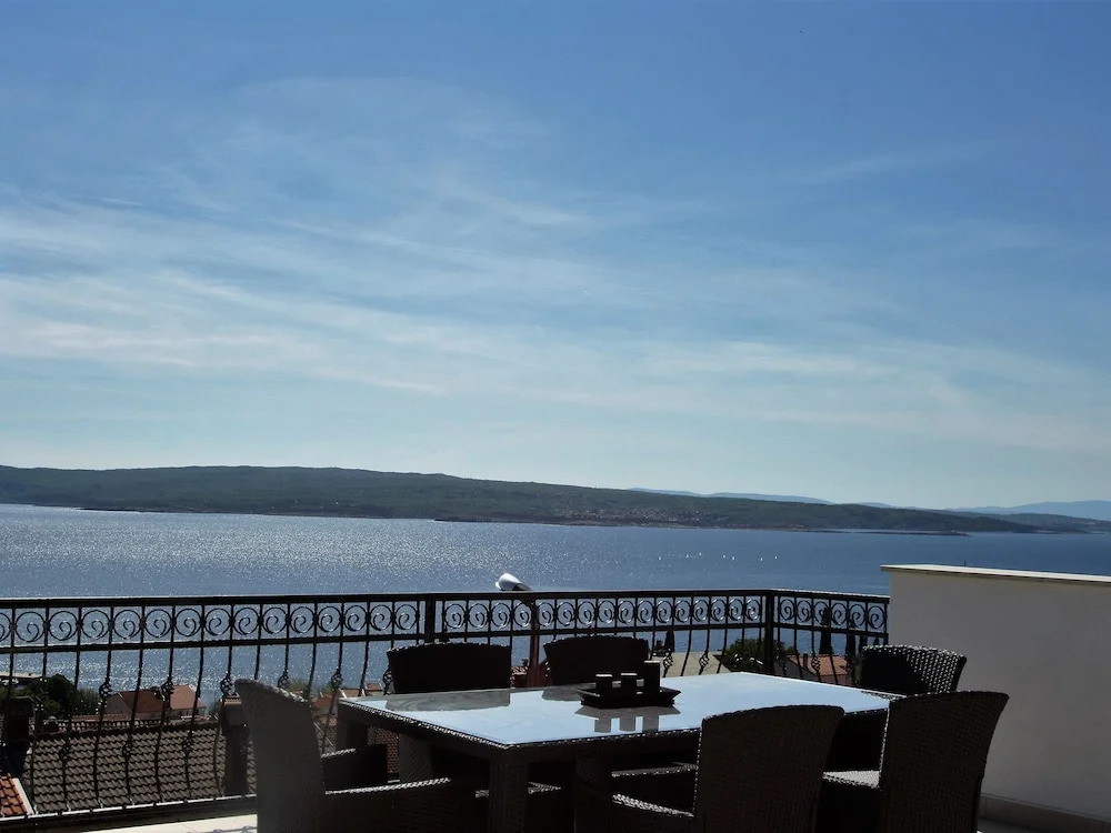 Beautiful Modern Apartment For Up To 5 Persons With Stunning Sea View